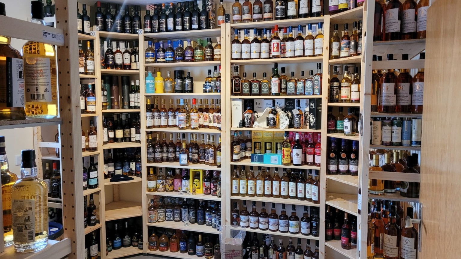 Ausgewählte Flaschen in den Regalen des Weinhandels