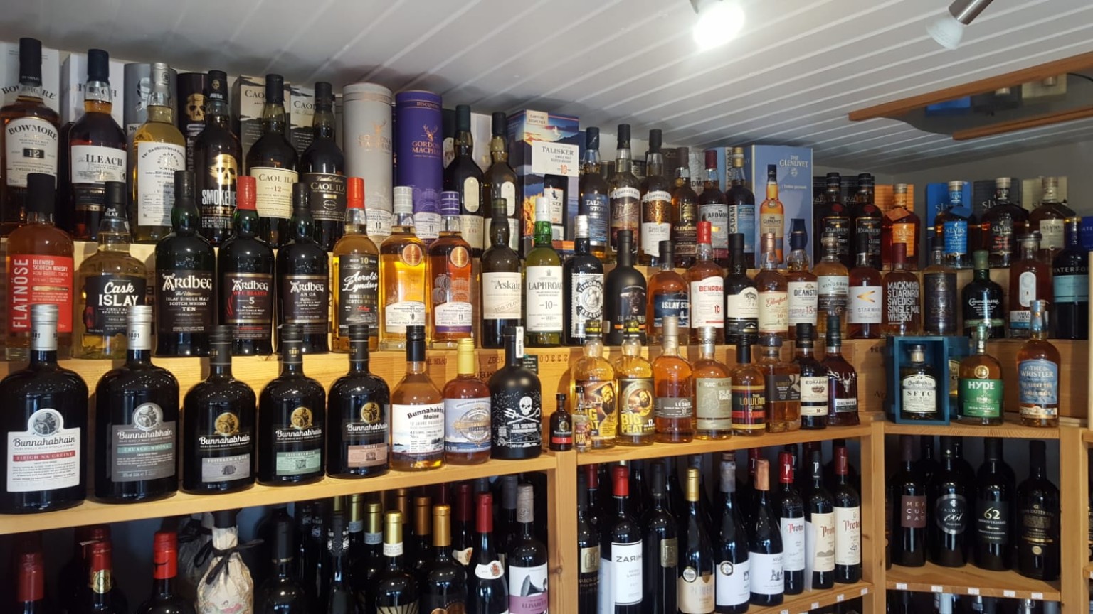 Whiskyflaschen in einem voll bestückten Regal